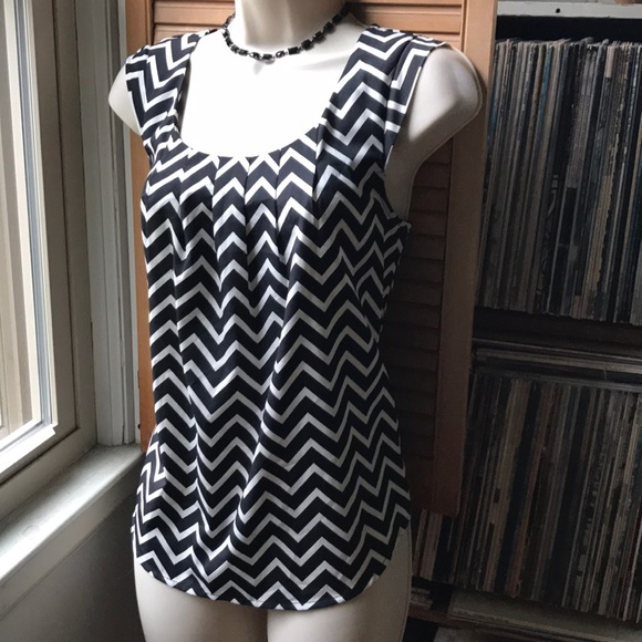 Candie's Tops - 💜3/$15💜CANDIE'S Chevron design sleeveless top